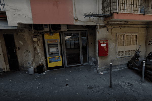 Rapina alle Poste al Vomero, dipendente colpita al volto: “Apri la cassaforte”, banditi via con 45mila euro