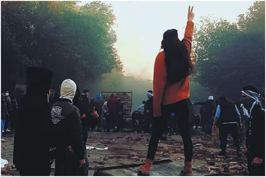Perché in Iran gli ayatollah stanno perdendo: esecuzioni non più in strada perché c’è il terrore della folla