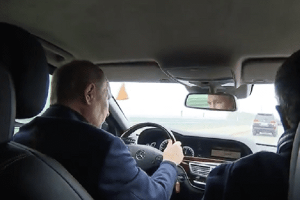 Missile in Moldavia, Mosca bombarda l’Ucraina dopo attacchi agli aeroporti russi: e Putin guida sul ponte in Crimea Missile in Moldavia, Mosca bombarda l’Ucraina dopo attacchi agli aeroporti russi: e Putin guida sul ponte in Crimea