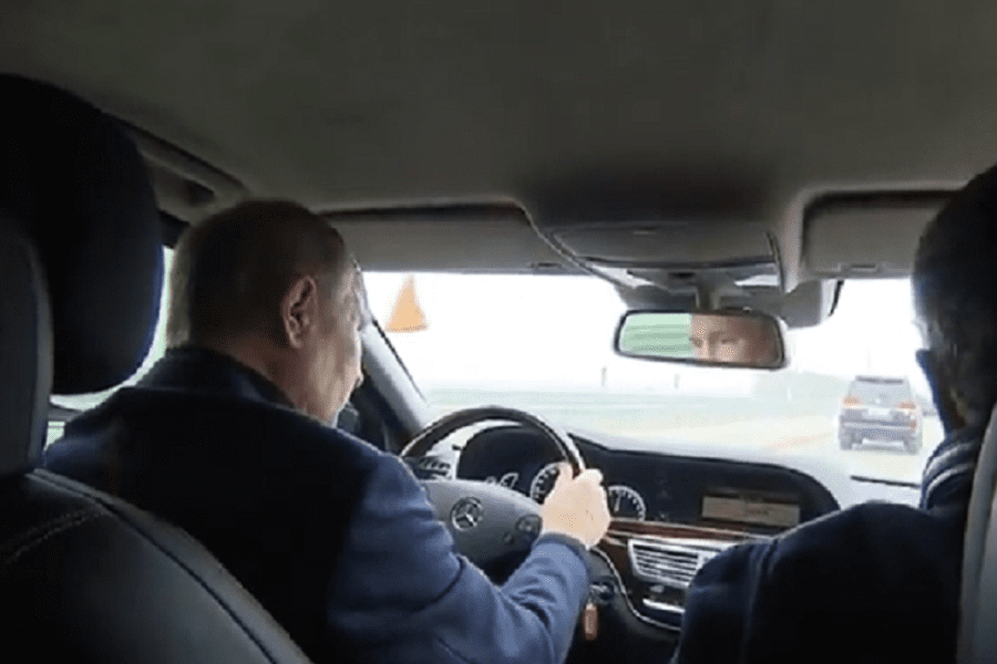 Missile in Moldavia, Mosca bombarda l’Ucraina dopo attacchi agli aeroporti russi: e Putin guida sul ponte in Crimea