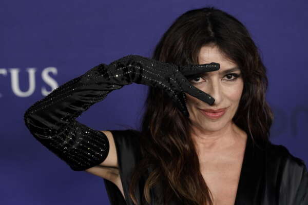 Sabrina Impacciatore spopola in America: ‘White Lotus”, l’intervista a Jimmy Kimmel, la torta e la battuta su Peppa Pig