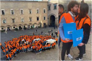 A Napoli entrano in servizio 200 giovani spazzini: baci, lacrime dei genitori e selfie
