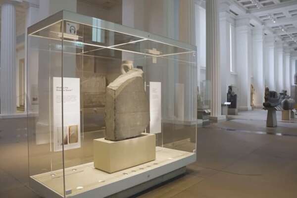 “Rivogliamo indietro la Stele di Rosetta”: le pressioni dall’Egitto sul British Museum di Londra