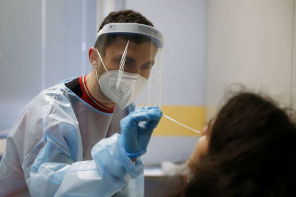 Covid, cambiano le regole sulla quarantena: tampone non più obbligatorio per uscire dall’isolamento