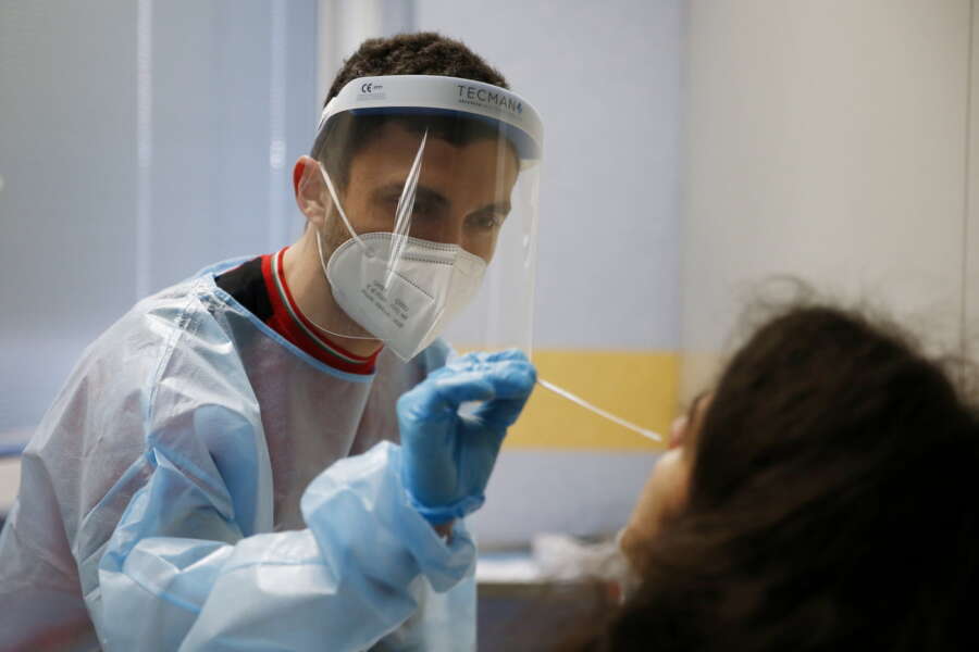 Covid, cambiano le regole sulla quarantena: tampone non più obbligatorio per uscire dall’isolamento