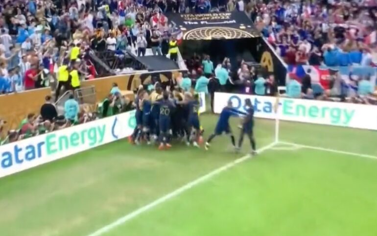 Perché Theo Hernandez ha respinto Upamecano dai festeggiamenti al gol di Mbappè nella finale dei Mondiali