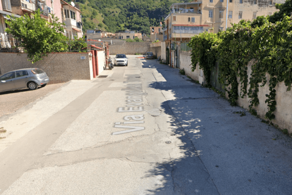 Camorra, spari a Pianura contro la casa di ‘o visionario: la guerra per lo spaccio e le scarcerazioni di Romano e Lago jr