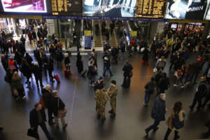Turista israeliana accoltellata alla Stazione Termini di Roma mentre acquista biglietto, è grave: caccia al suo aggressore