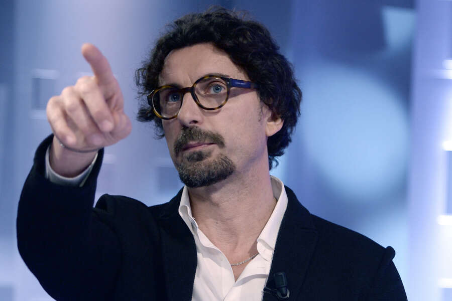 Toninelli e la ‘nuova’ vita da assicuratore: “Politica la sera su YouTube, i colleghi mi fanno domande sul ‘Palazzo'”