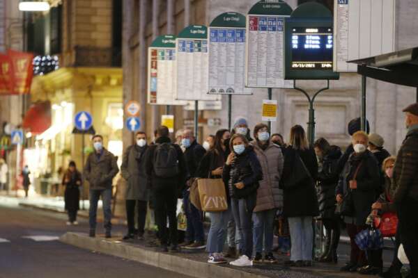 Variante Orthrus, cosa sappiamo sulla nuova ‘minaccia’ Covid: i sintomi della ‘figlia’ di Omicron