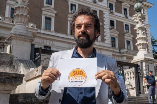 L’ex M5s Dino Giarrusso entra nel Pd, la Iena che diceva: “Non farò mai lo zerbino dei dem”