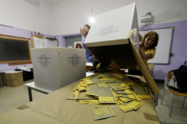 Politiche 2022, lo strano caso dei tanti voti “centenari” all’estero: i sospetti su un “disegno criminoso”