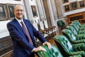 “Per gli alunni difficili un tutor in classe, sarà pagato di più”: la soluzione del ministro Valditara