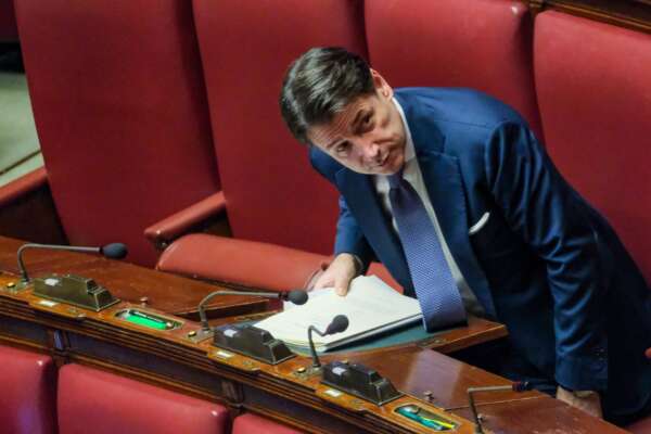 Conte come Equitalia, le lettere agli ex 5 Stelle ‘morosi’ per riavere i soldi: “Con gli interessi o costretti a vie legali”