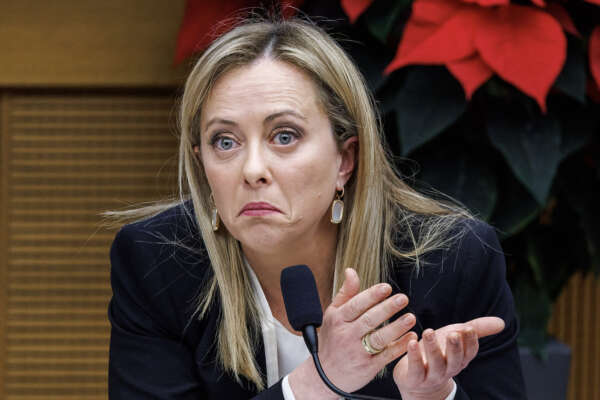 Effetto accise su FdI, il partito di Meloni crolla e scende sotto il 30%: ma l’opposizione non ne approfitta