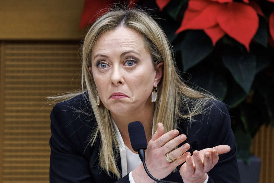 Effetto accise su FdI, il partito di Meloni crolla e scende sotto il 30%: ma l’opposizione non ne approfitta