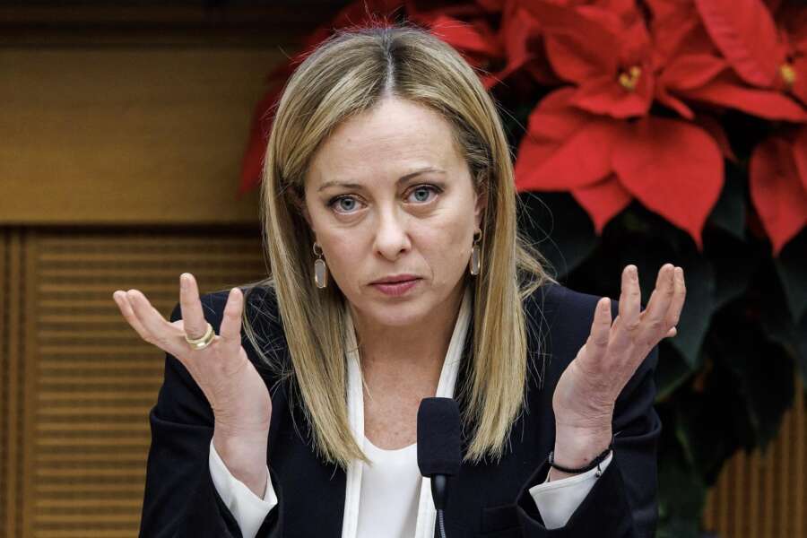 Covid, il governo negazionista della Meloni ora deve correre ai ripari