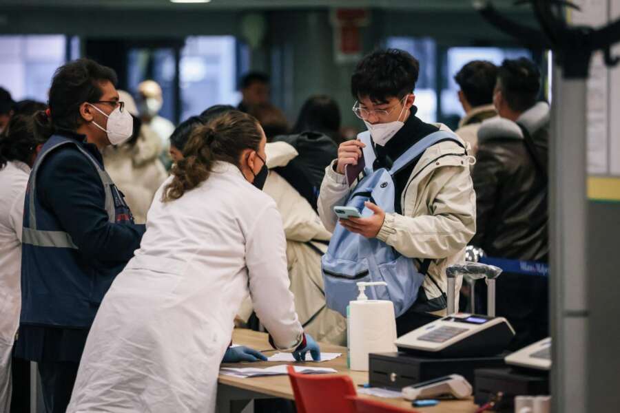 Scontro Ue-Pechino sui tamponi ai cinesi in ingresso, Bruxelles rilancia dopo le minacce: “Introdurre obbligo per viaggiatori in partenza dalla Cina”