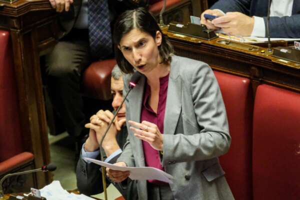 Elly Schlein e le primarie online del Pd, il partito insorge: “Noi dobbiamo ritornare tra la gente”