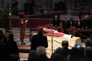 L’abbraccio dei fedeli a Ratzinger, l’omaggio e il lungo addio al Papa Emerito in Vaticano