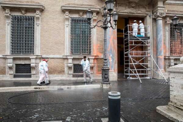 L’ambiente non si difende imbrattando le opere d’arte: è un gesto violento