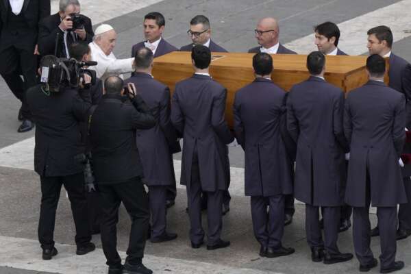 Funerali di Ratzinger, migliaia di fedeli in piazza San Pietro. Papa Francesco: “Grati per sua sapienza e dedizione”