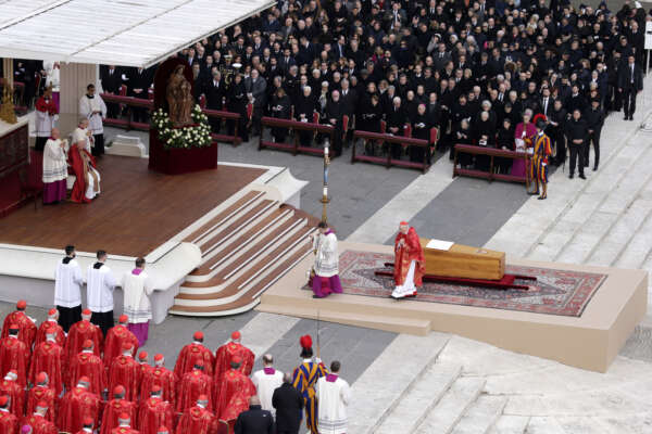 Bandiere a mezz’asta per il Papa emerito: sono maturi i tempi per il sabato fascista
