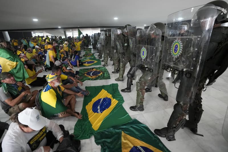 Brasile sotto attacco, la polizia riprende il controllo dopo l’assalto al Parlamento: Bolsonaro prende le distanze dai suoi sostenitori