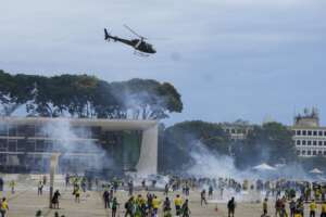 Assalto alle istituzioni del Brasile, il ruolo di Bolsonaro e dei social dietro il tentato golpe: così si è arrivati agli scontri