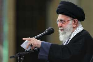 Iran, nessun passo indietro dell’ayatollah Khamenei sulla repressione: “Proteste sono tradimento”