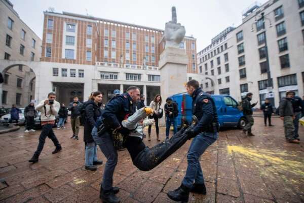 Cos’è Ultima Generazione, il gruppo ecologista che imbratta e protesta: tutto per gli effetti del cambiamento climatico