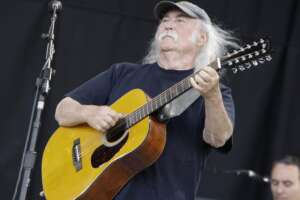 È morto David Crosby, addio al cantante simbolo del rock hippy: dai Byrds a Woodstock a Stills, Nash & Young