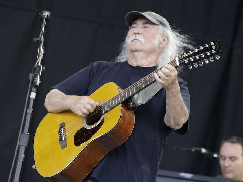 È morto David Crosby, addio al cantante simbolo del rock hippy: dai Byrds a Woodstock a Stills, Nash & Young