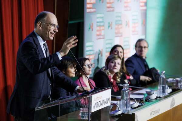 Assemblea PD, approvati Manifesto e regole del congresso. L’ultimo discorso di Letta: “Fallito tentativo di sostituire il partito”