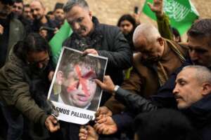 “Brucerò il Corano fino a quando la Svezia non sarà nella NATO”: è alta tensione tra Svezia e Turchia