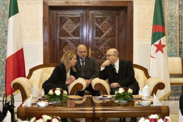 Il sogno del “Piano Mattei” di Giorgia Meloni, la premier in Algeria: “Italia hub energetico nel Mediterraneo”