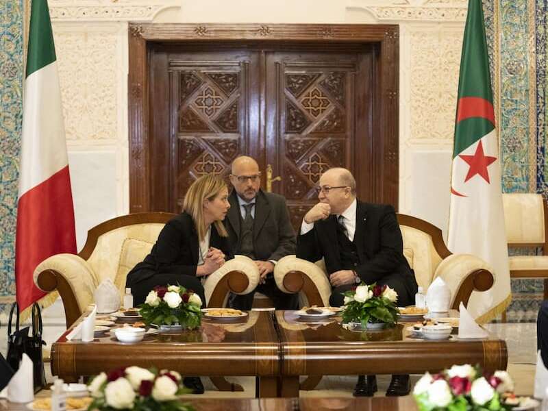 Il sogno del “Piano Mattei” di Giorgia Meloni, la premier in Algeria: “Italia hub energetico nel Mediterraneo”