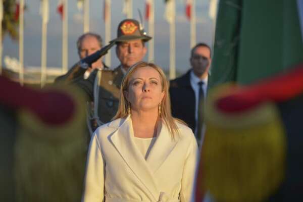 Attacchi a diplomatici italiani a Berlino e Barcellona: la solidarietà di Meloni in Libia per energia e migranti