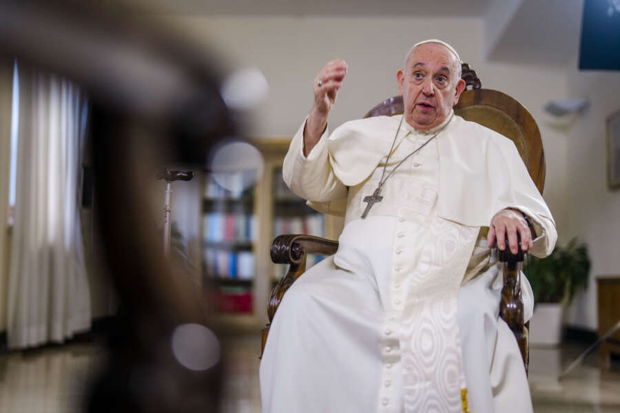 Papa Francesco si scaglia contro i conservatori: “Basta criminalizzare i gay”