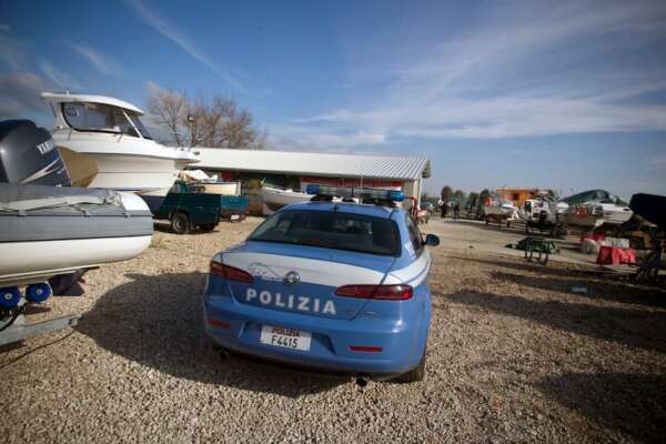 Trovato un cadavere sulla spiaggia: l’uomo accasciato a pochi metri dal mare a Fiumicino