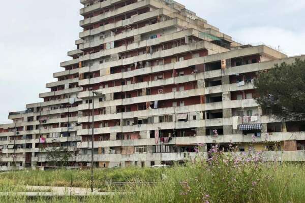 Dirottano ambulanza, poi inseguono e minacciano i sanitari: “Scena da Gomorra, l’Asl faccia chiarezza su telecamere del 118”