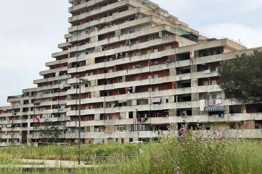 Dirottano ambulanza, poi inseguono e minacciano i sanitari: “Scena da Gomorra, l’Asl faccia chiarezza su telecamere del 118”