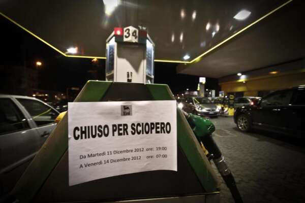 Caro carburanti, i sindacati dei benzinai “congelano” lo sciopero dopo il dietrofront di Meloni