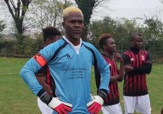 Portiere fantasma morto di freddo in un capannone a Milano, la storia di Issaka Coulibay: “La clandestinità uccide”
