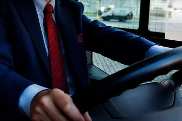 Donna incinta si accascia a terra, autista eroe ferma il bus e la salva tra gli applausi dei passeggeri