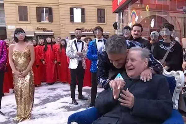 I 70 anni di Vincenzo Mollica tra torta, Meloni e Topolino: “Non vedo più, convivo con gli amici non graditi”