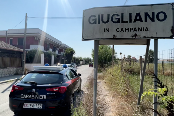 “Sali, vieni con me”, uomo gira nudo fuori scuola per adescare ragazzine: studentessa lo fa arrestare “Sali, vieni con me”, uomo gira nudo fuori scuola per adescare ragazzine: studentessa lo fa arrestare