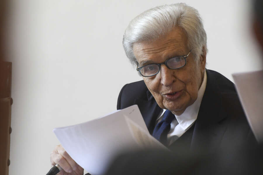 Intervista a Furio Colombo: “Il fascismo contro ebrei è come Meloni contro i migranti”