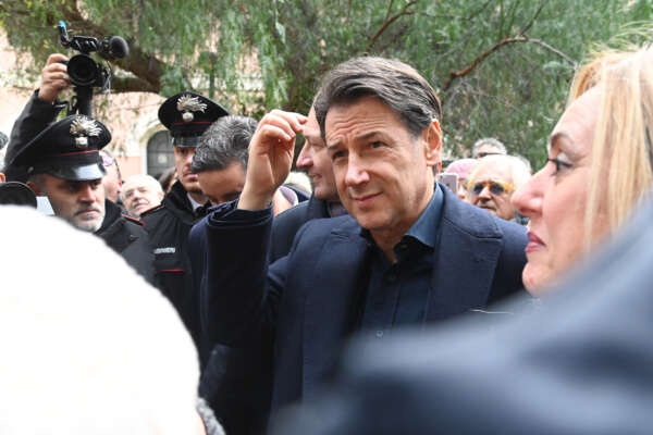 L’ennesima giravolta di Conte, paladino dei diseredati che se ne va in vacanza a Cortina