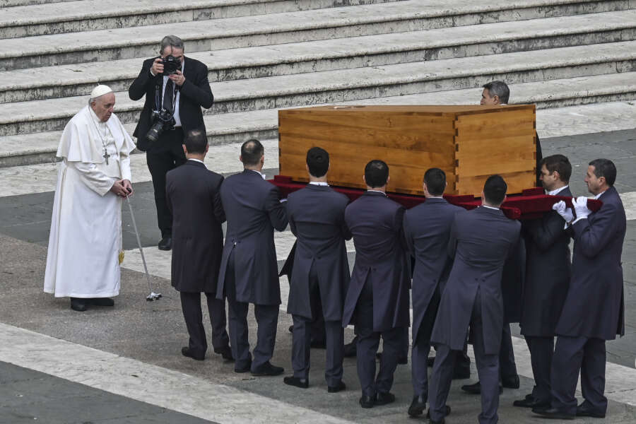 È morto Ratzinger ma vogliono seppellire Papa Francesco: il rancore di padre Georg e l’attacco dei media